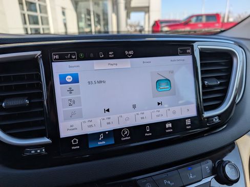 Used 2024 Chrysler Pacifica Touring-L image 23