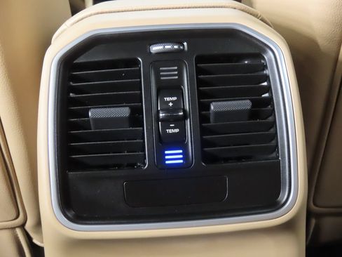 Certified 2026 Porsche Macan AWD/4WD image 33