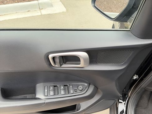 Used 2025 Hyundai Venue SE FWD image 9