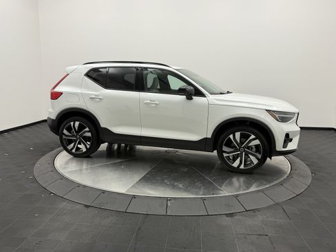 Used 2025 Volvo XC40 B5 Ultra AWD/4WD image 8