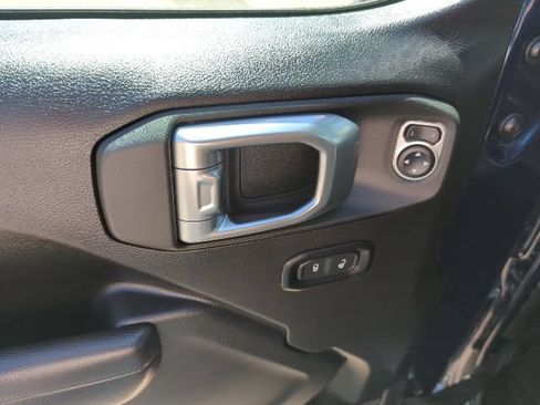 Certified 2025 Jeep Gladiator Sport AWD/4WD image 18