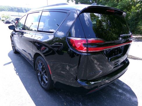 Used 2025 Chrysler Pacifica Limited FWD image 7