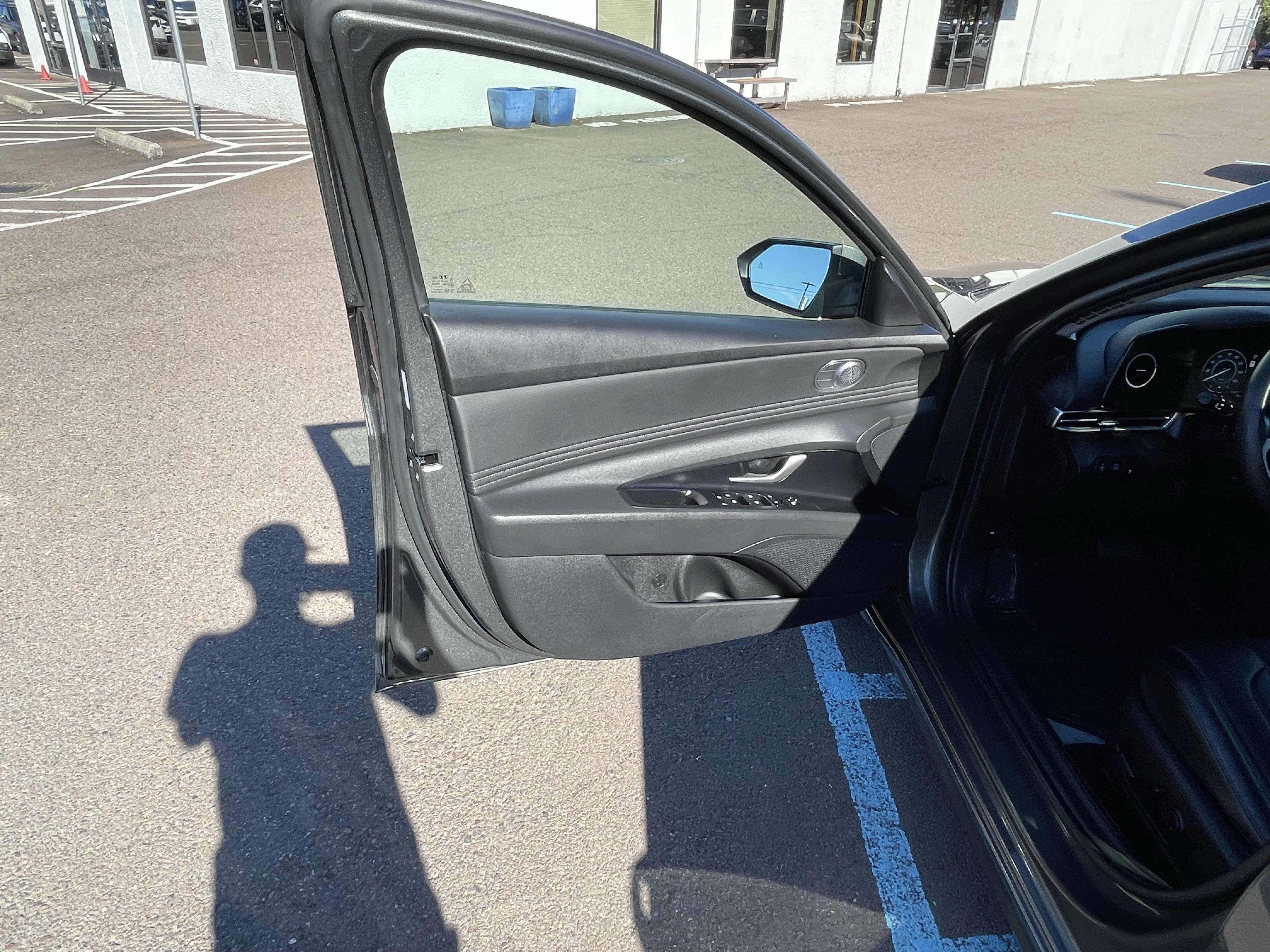 Certified 2025 Hyundai Elantra Limited FWD image 16