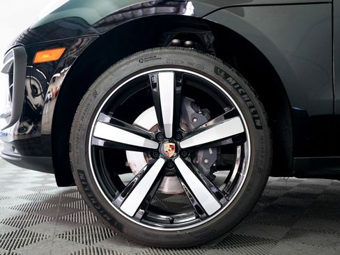 Certified 2025 Porsche Macan image 27