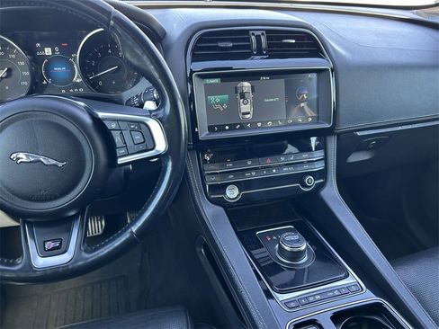 Used 2020 Jaguar F-PACE S image 19
