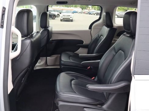 Used 2024 Chrysler Pacifica Limited FWD image 5