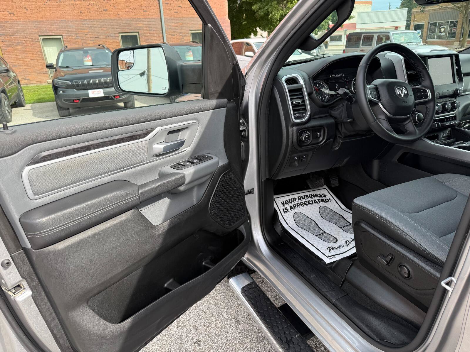 Used 2022 RAM 1500 Big Horn AWD/4WD image 10