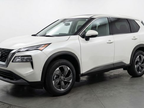 Used 2025 Nissan Rogue SV AWD/4WD image 3