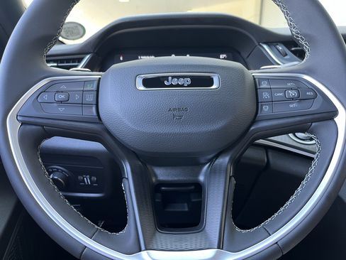 Used 2025 Jeep Grand Cherokee L Laredo AWD/4WD image 24