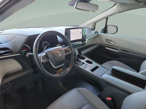 Used 2023 Toyota Sienna XLE image 7