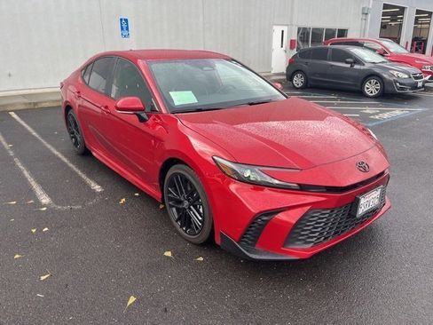 Used 2025 Toyota Camry SE image 3