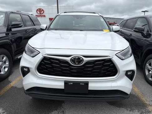 Used 2023 Toyota Highlander XLE AWD/4WD image 3