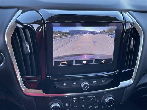 Used 2021 Chevrolet Traverse LT image 18