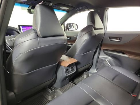 Used 2024 Toyota Venza XLE AWD/4WD image 11