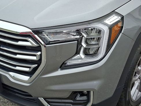 Used 2024 GMC Terrain SLT AWD/4WD image 9