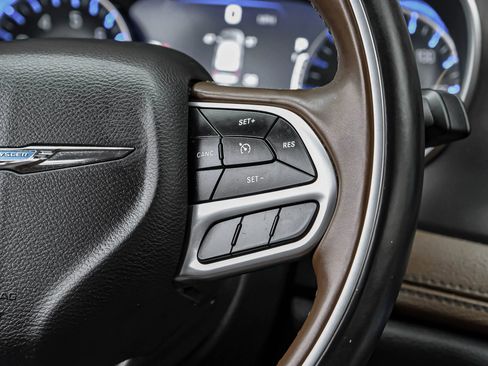 Used 2018 Chrysler Pacifica Limited image 16