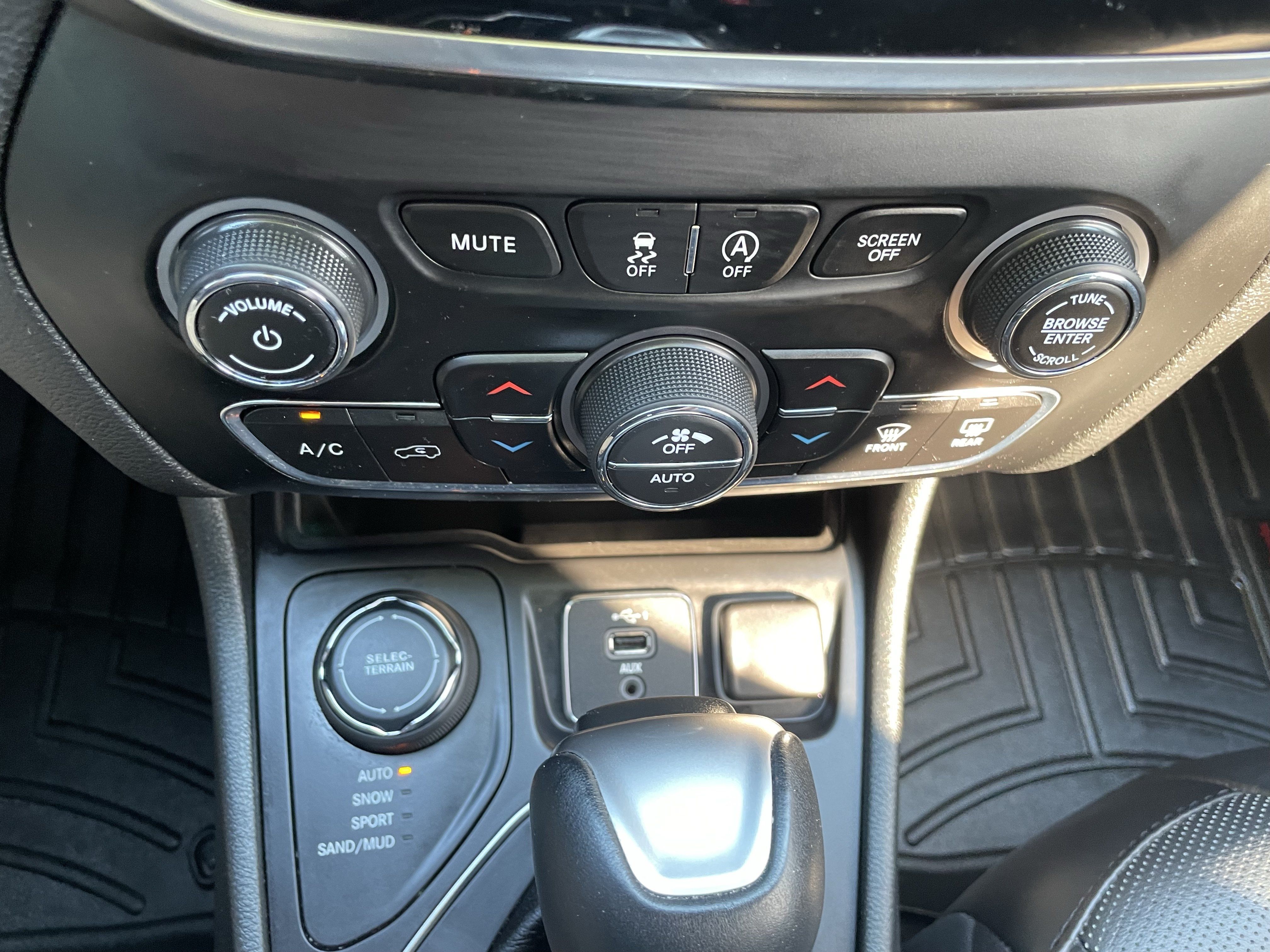 Used 2019 Jeep Cherokee Limited AWD/4WD image 25