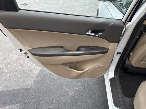 Used 2012 Hyundai Elantra w/ Preferred Pkg FWD image 7