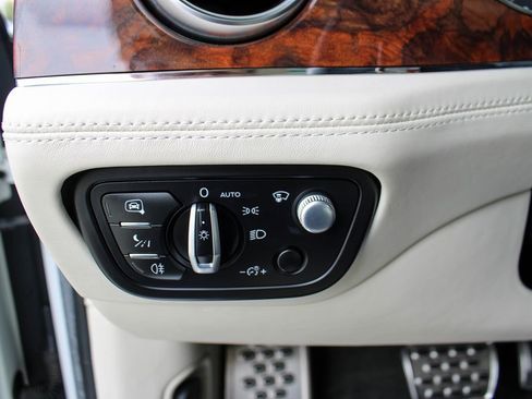 Used 2020 Bentley Bentayga Plug-In Hybrid AWD/4WD image 47