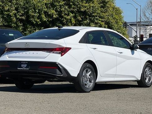 New 2026 Hyundai Elantra SE image 6