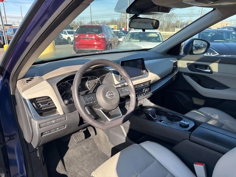 Used 2023 Nissan Rogue SV w/ SV Premium Package image 11