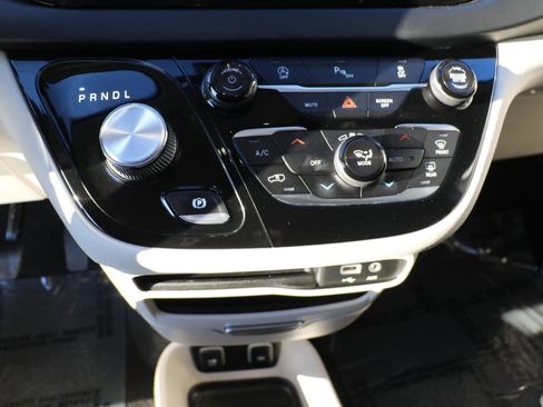 Used 2018 Chrysler Pacifica Touring-L image 14