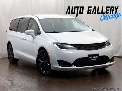 Used 2020 Chrysler Pacifica Touring w/ S Appearance Package FWD image 1