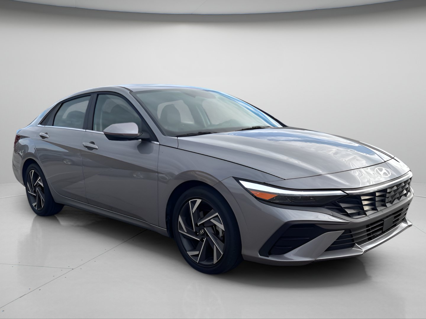 Used 2025 Hyundai Elantra Limited FWD image 2