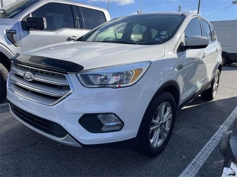 Certified 2019 Ford Escape SE image 2