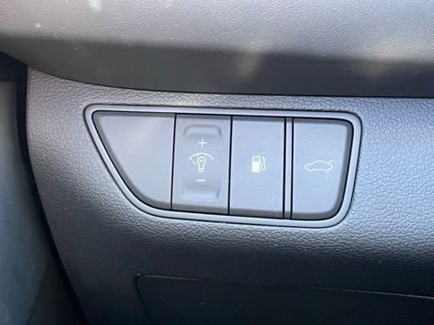 Used 2023 Genesis G70 2.0T image 12