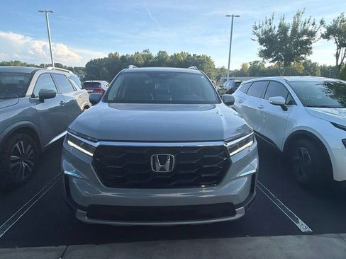 Used 2025 Honda Pilot Touring image 2