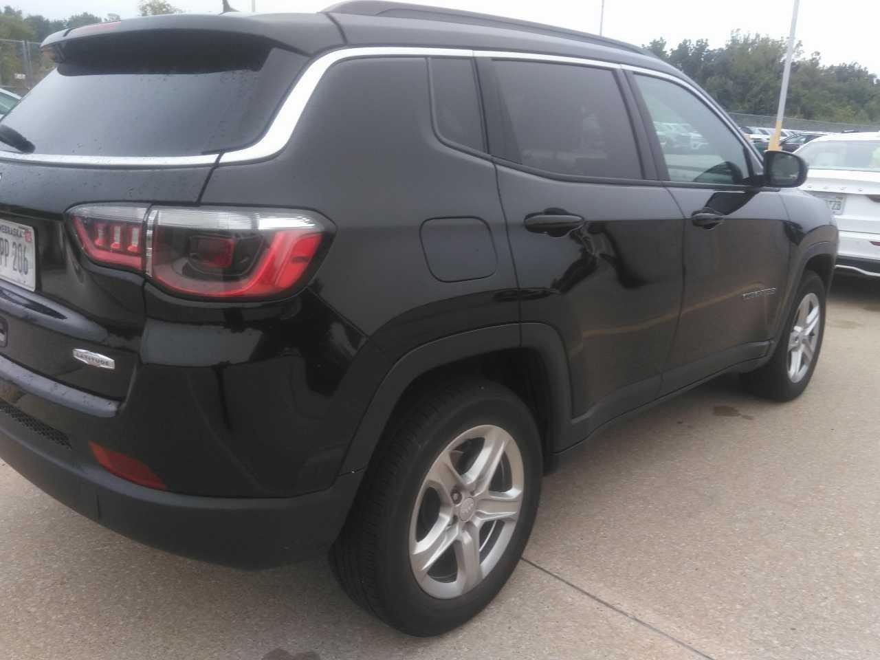 Used 2024 Jeep Compass Latitude AWD/4WD image 3