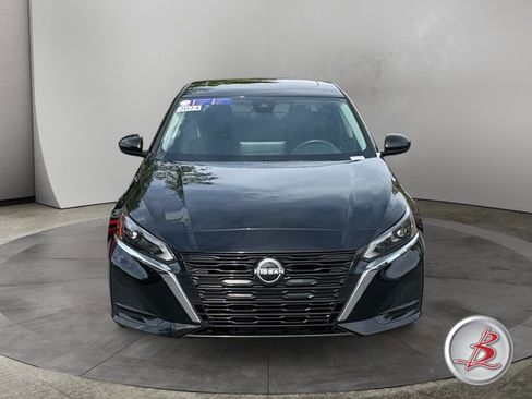 Used 2024 Nissan Altima 2.5 SV w/ SV Premium Package FWD image 2