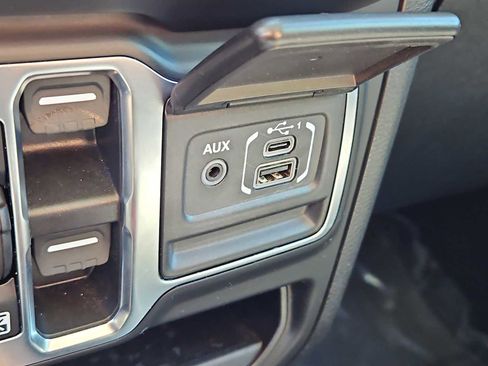 Used 2022 Jeep Gladiator Sport image 17