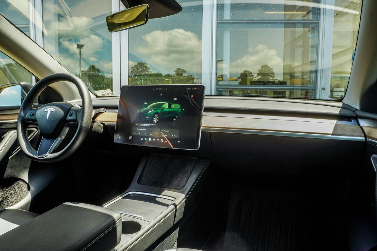 Used 2024 Tesla Model Y Long Range AWD/4WD image 19