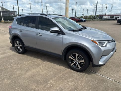 Used 2018 Toyota RAV4 XLE w/ Plus Extra Value Package FWD image 11
