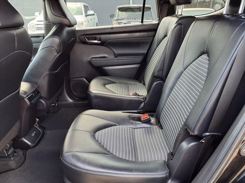 Used 2024 Toyota Highlander XSE image 9