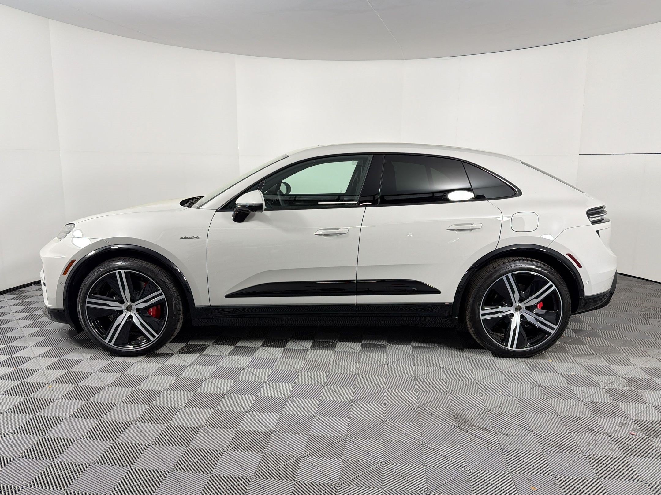 Used 2026 Porsche Macan Turbo Electric AWD/4WD image 2