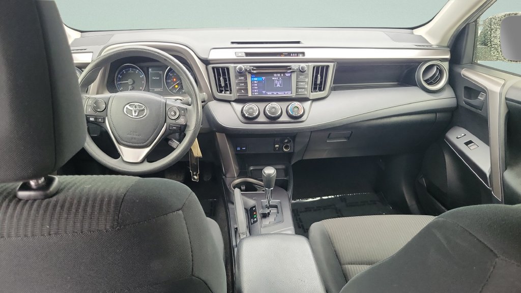 Used 2018 Toyota RAV4 LE FWD image 10