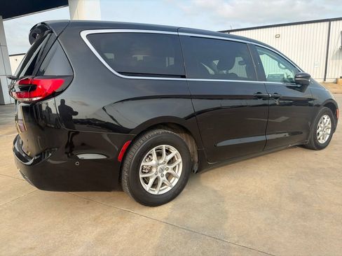 Used 2023 Chrysler Pacifica Touring-L FWD image 3