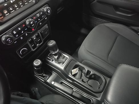 Used 2022 Jeep Wrangler Unlimited Sahara w/ Cold Weather Group AWD/4WD image 26