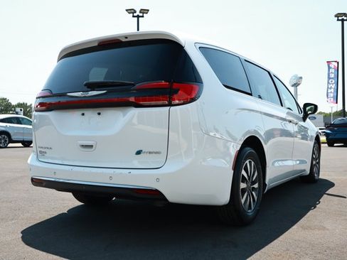 Used 2023 Chrysler Pacifica Touring-L FWD image 6