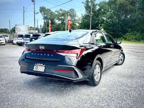 Used 2025 Hyundai Elantra SE FWD image 4