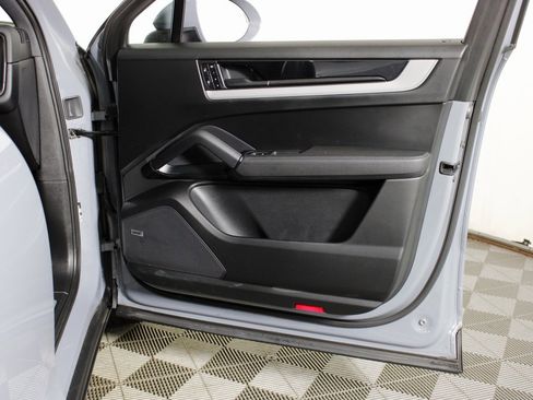 Used 2024 Porsche Cayenne Coupe image 37