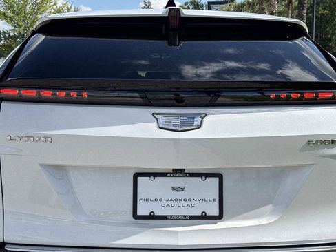 Used 2025 Cadillac Lyriq Luxury w/ LPO, Floor Liner Package AWD/4WD image 10