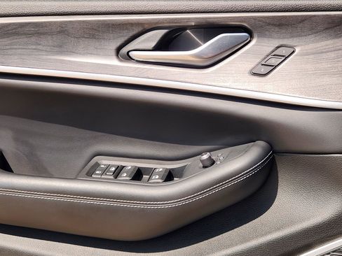 Used 2023 Jeep Grand Cherokee L Limited w/ Black Appearance Package image 23