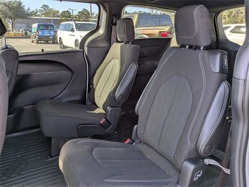 Used 2021 Chrysler Pacifica Touring w/ S Appearance Package image 10