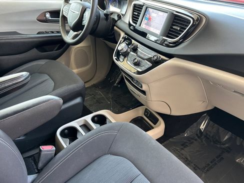 Used 2022 Chrysler Voyager LX image 17