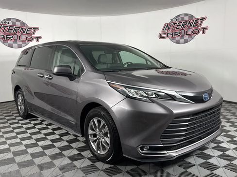 Used 2021 Toyota Sienna XLE image 11