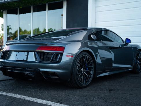 Used 2018 Audi R8 V10 w/ Premium Package RWD image 4